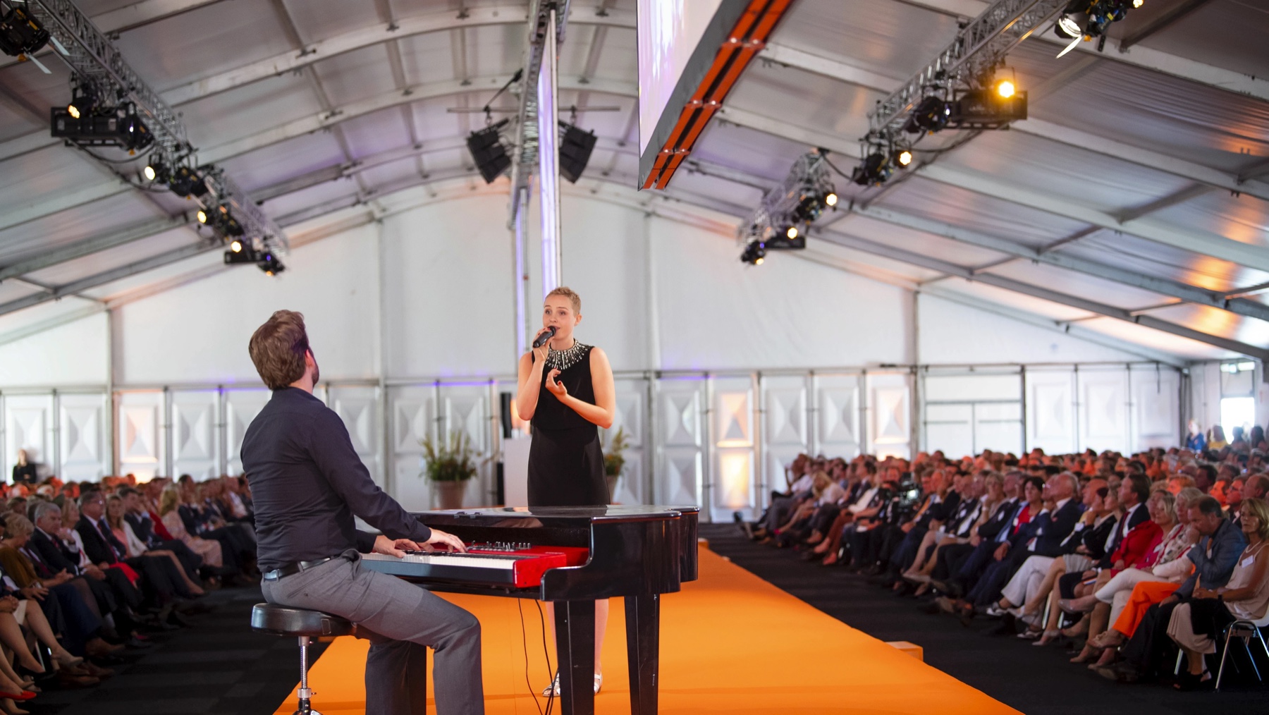 Lisanne Spaander zingt live met pianist