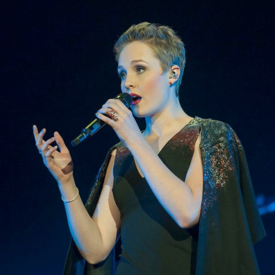 Lisanne Spaander zingt op het podium