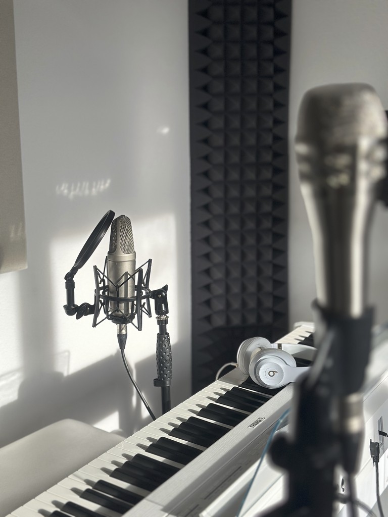 Microfoon en piano in Studio Verbintis