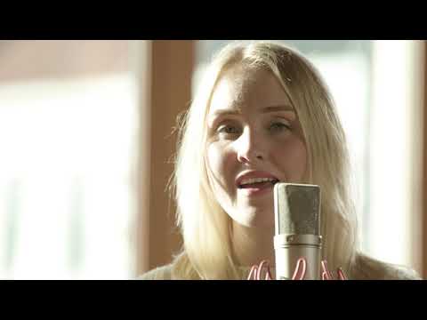 Lisanne Spaander zingt in de studio